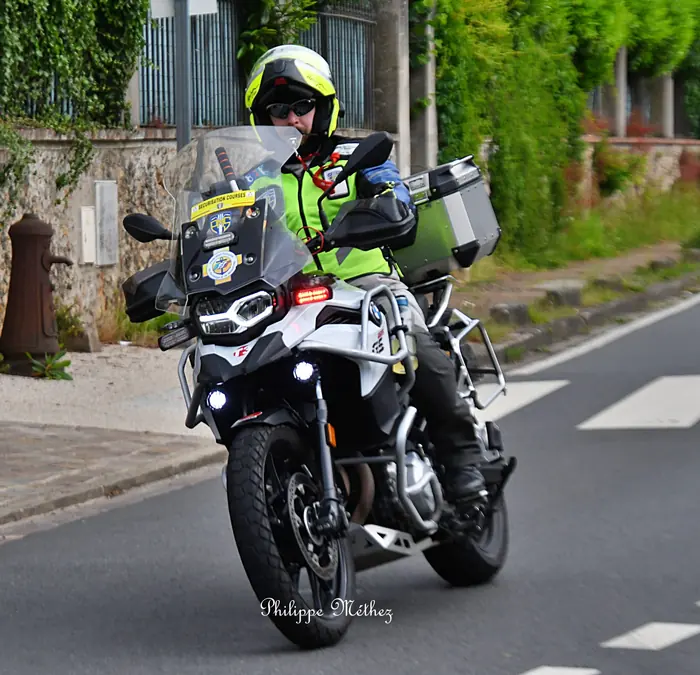 Moto de sécurité en tête de course