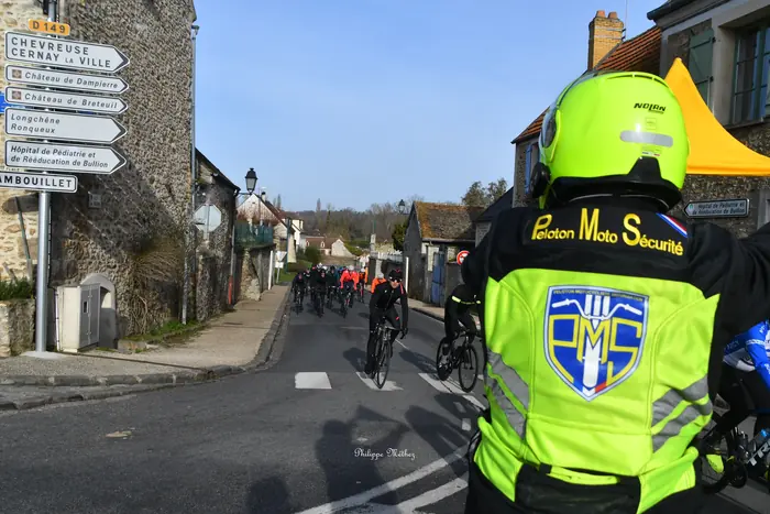 Motard en liaison devant le peloton