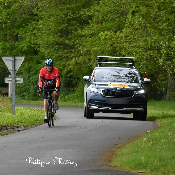 Voiture et coureur échappé
