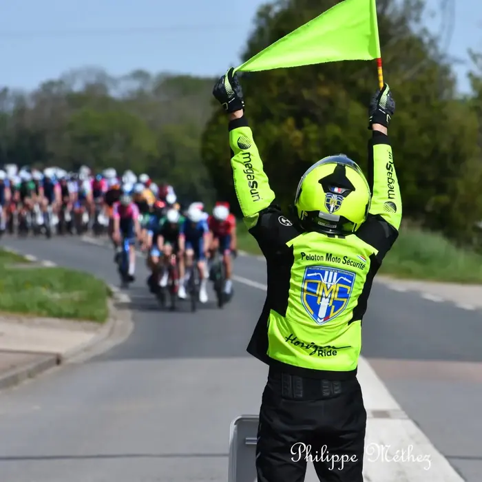 Drapeau jaune levé sur le parcours