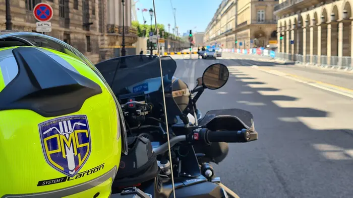 Casque et écusson PMS