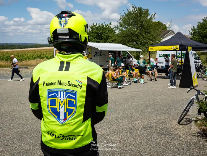 Motard en poste sur l'épreuve