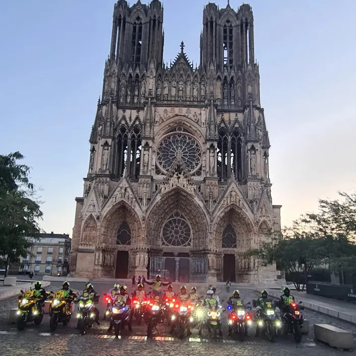 Le peloton devant la cathédrale de Reims