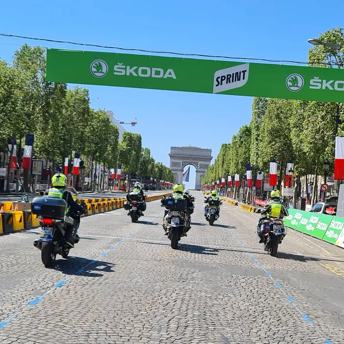 Sur les Champs-Élysées
