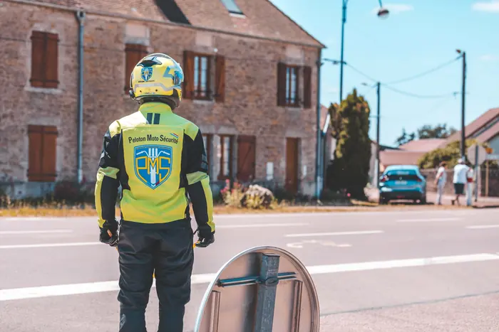 Motard en poste sur un carrefour