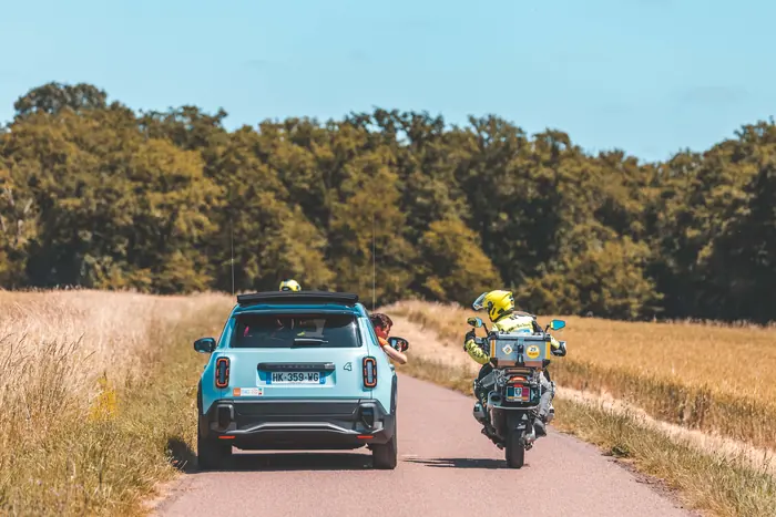Moto et véhicule sur le parcours