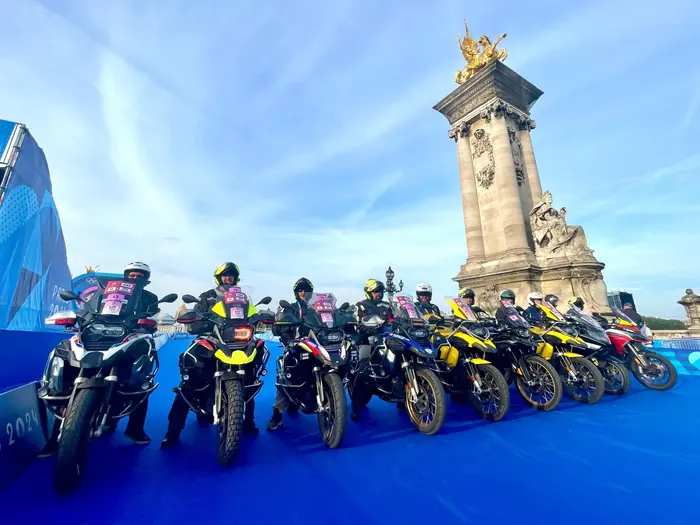 Motos du PMS devant le pont Alexandre III, Paris 2024