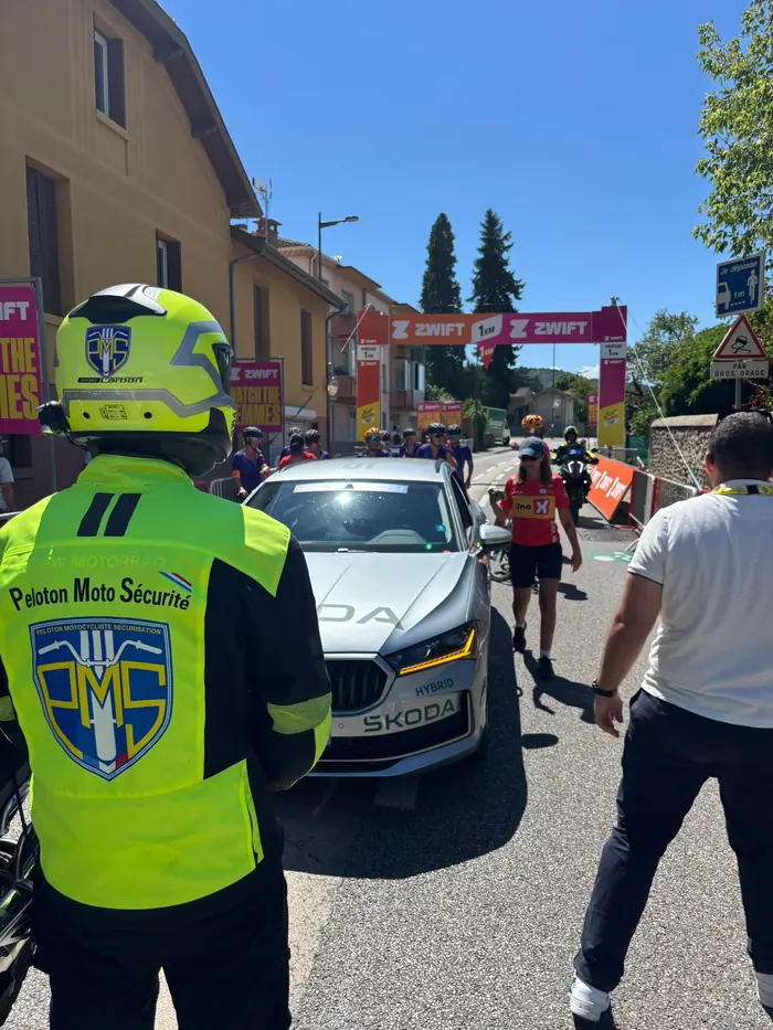 Motard du PMS auprès de la direction de course