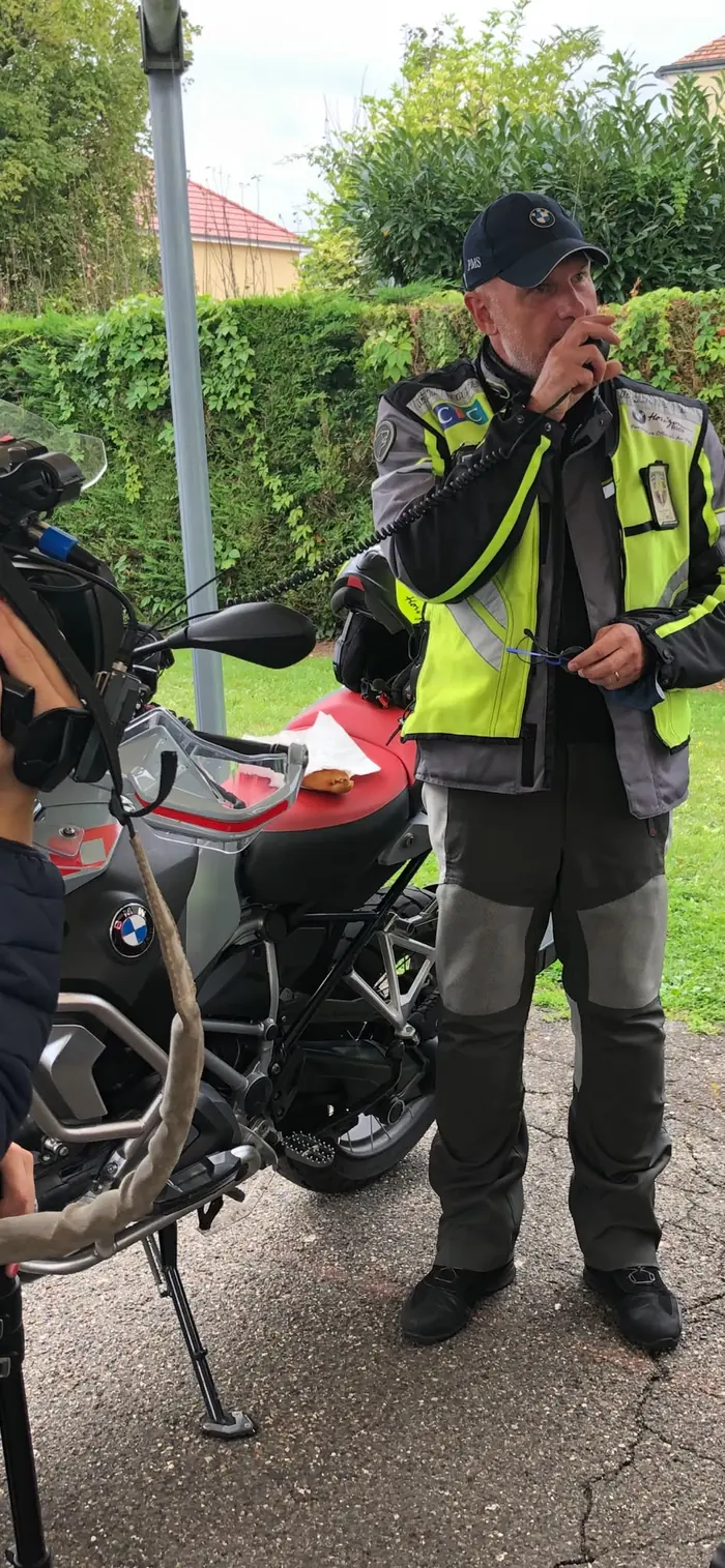 Motard du PMS s'équipant avant le départ