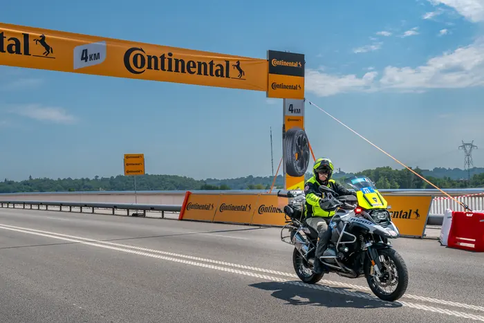 Moto du PMS le long d'un plan d'eau