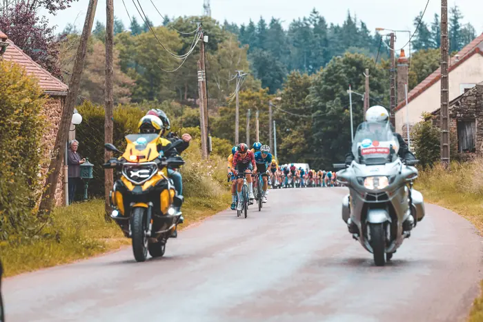 Deux motos du PMS encadrant le peloton