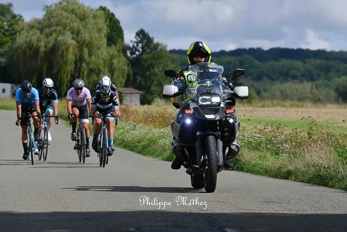 Moto du PMS en tête du peloton