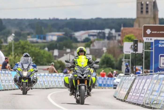 Deux motos du PMS sur une course cycliste