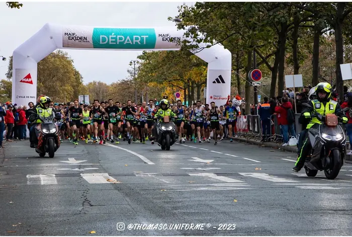 Départ d'un Ekiden, motos du PMS en tête