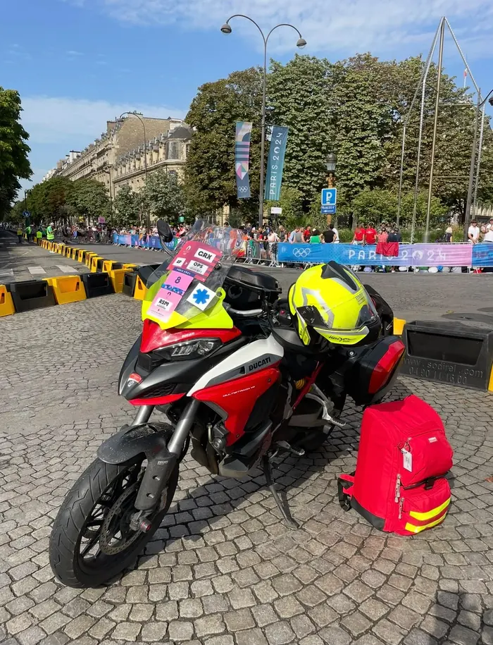 Moto du PMS et sac de secours aux Jeux Olympiques de Paris 2024