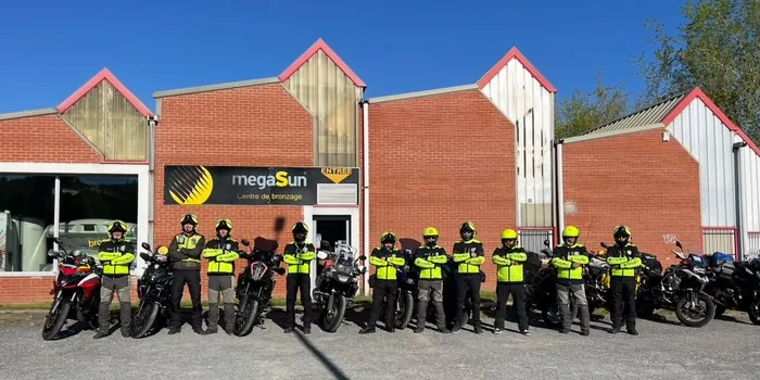 L'équipe du PMS au complet, alignée avec ses motos avant le départ en mission