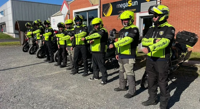 Les motards du PMS en tenue haute visibilité, rassemblés avant une épreuve