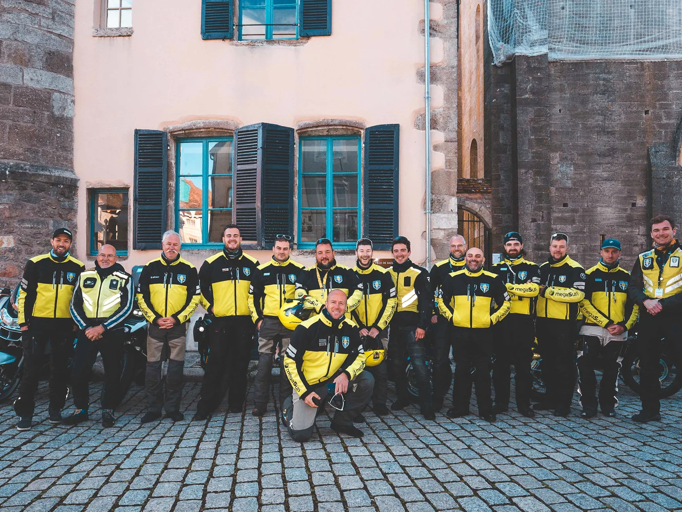 Les motards du PMS en blouson haute visibilité, réunis avant une épreuve
