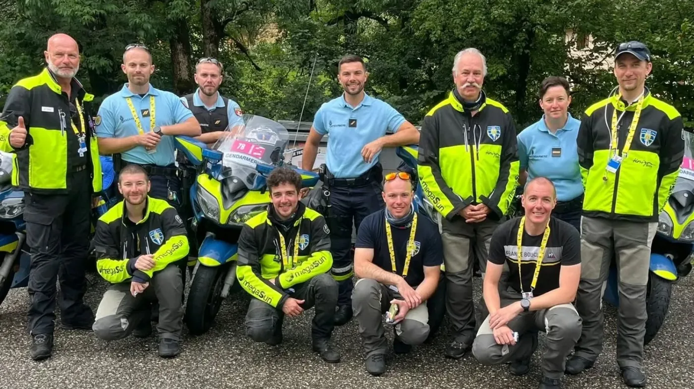 Motards du PMS et gendarmes réunis autour d'une moto de la Gendarmerie nationale