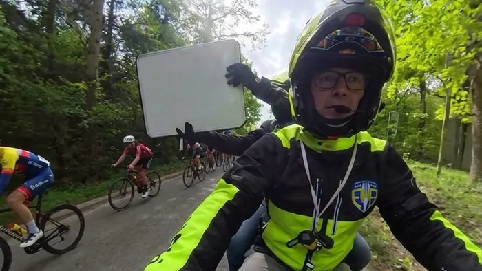 Motard du PMS présentant l'ardoise aux coureurs
