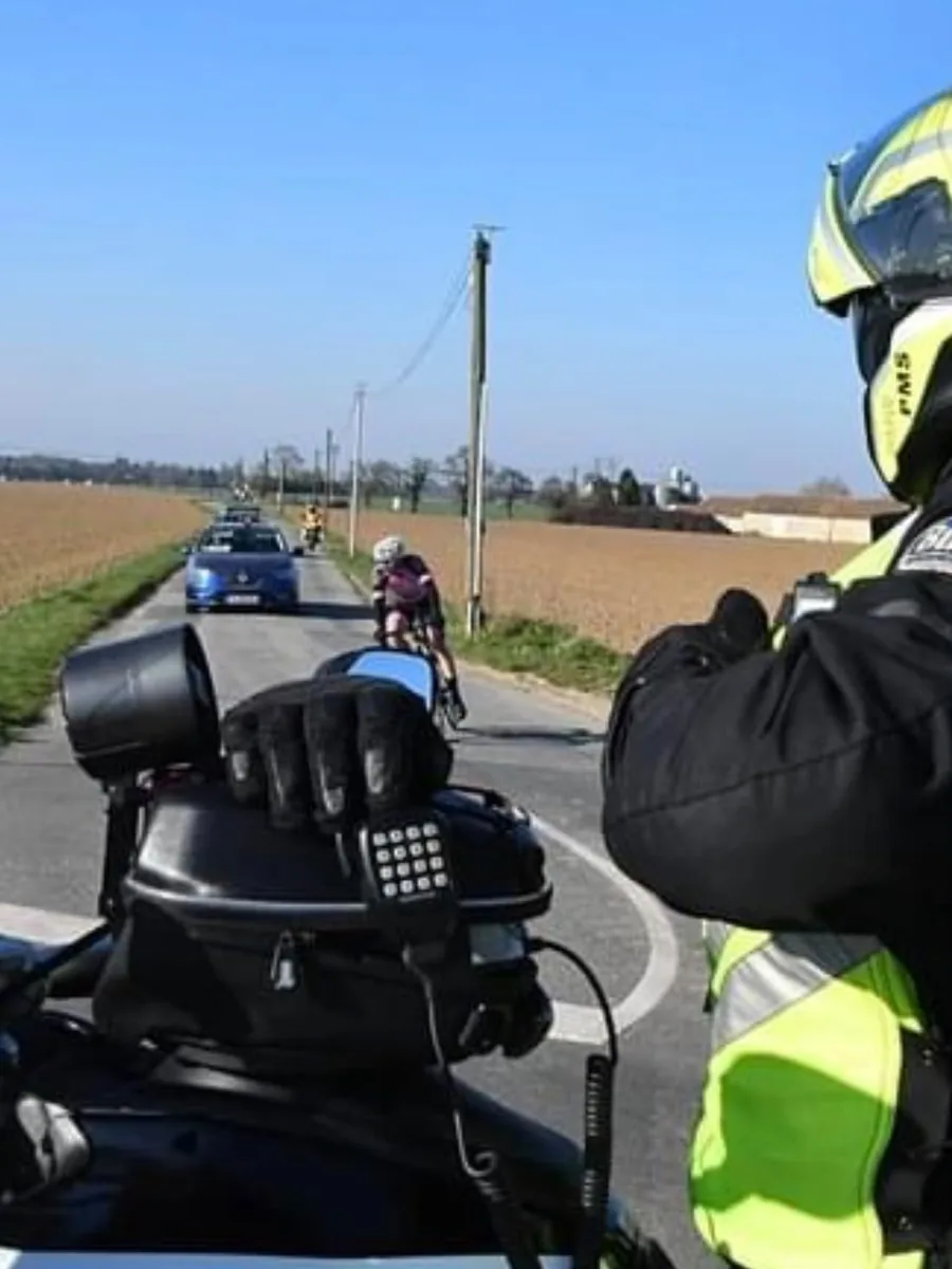 Motard du PMS en liaison radio sur un contre-la-montre