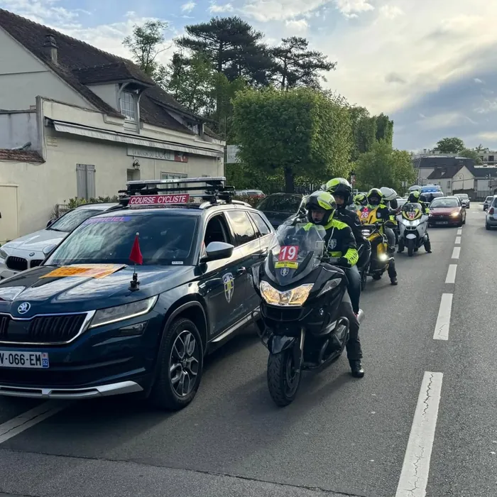 Voiture ouvreuse du PMS en tête de convoi