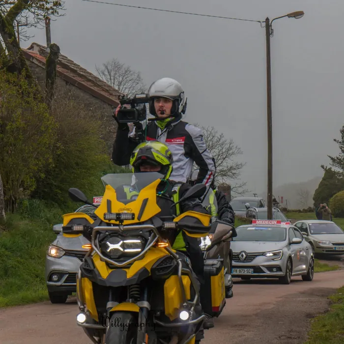 Moto assurant le portage d'un cadreur en course